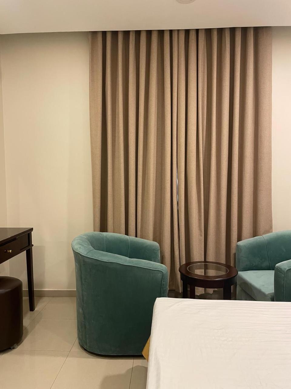 White Beach Hotel Suites 拉比格 外观 照片